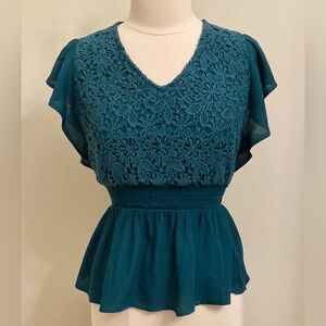 Maurices Vistas Dark Green Lace Crochet Flutter Sleeves Smocked Peplum Top SZ M